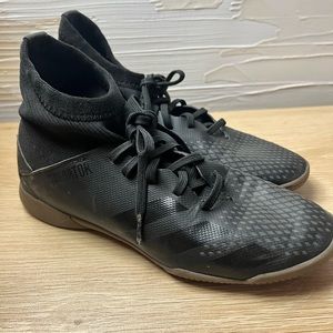 Adidas Predator Freak indoor boys black cleats size 4.5